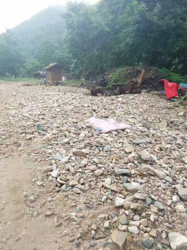 每天村里人聚集于此的長椅 石凳 都沒有了！